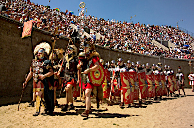 Einmarsch der Legionäre im Amphitheater beim Römerfest "Schwerter, Brot und Spiele" im LVR-Archäologischen Park Xanten. 