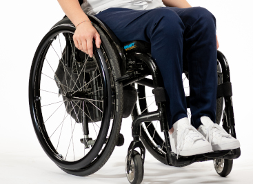 Das Bild zeigt eine Hose, die speziell für Rollstuhlfahrer angefertigt wurde.